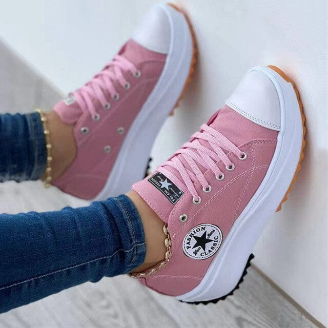 Bequeme Damensneaker, leichte Freizeitschuhe für den Sommer. Trendige Alltagsschuhe in modernem Stil.
