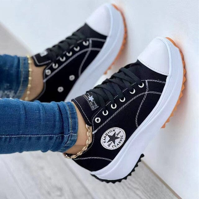 Detailaufnahme: Leichte und trendige Damensneaker. Modernes Design mit atmungsaktivem Material.