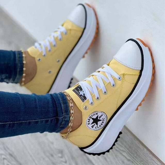 Stylische, leichte Damensneaker im Seitenprofil. Trendige Freizeitschuhe für bequemen urbanen Alltag.
