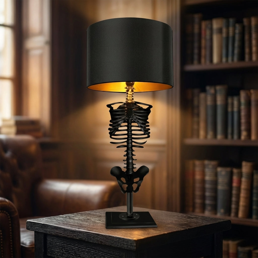 Gotische Skelett Tischlampe Skelevan. Einzigartige Harz- und Holzlampe für gruselige Wohnkultur & Ambientebeleuchtung.