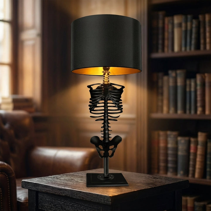 Gotische Skelett Tischlampe Skelevan. Einzigartige Harz- und Holzlampe für gruselige Wohnkultur & Ambientebeleuchtung.