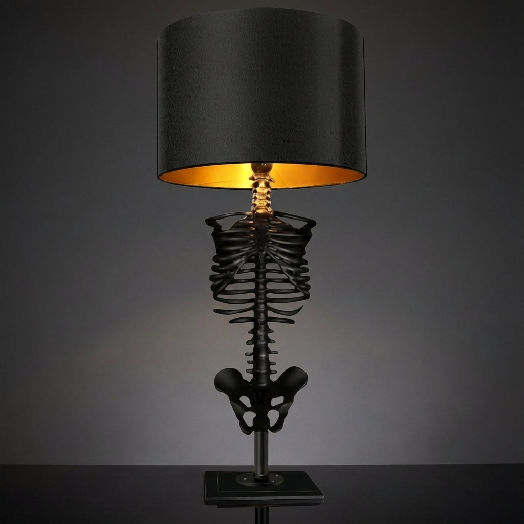 Dunkle Skelett Tischlampe "Skelevan" aus Harz und Holz, perfekt für gotische Akzente und einzigartiges Design.