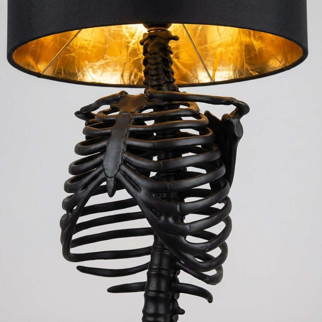 Gotische Akzentlampe: "Skelevan" Skelett Tischlampe aus Harz. Ideal als Schreibtischlampe & für Ambientebeleuchtung.