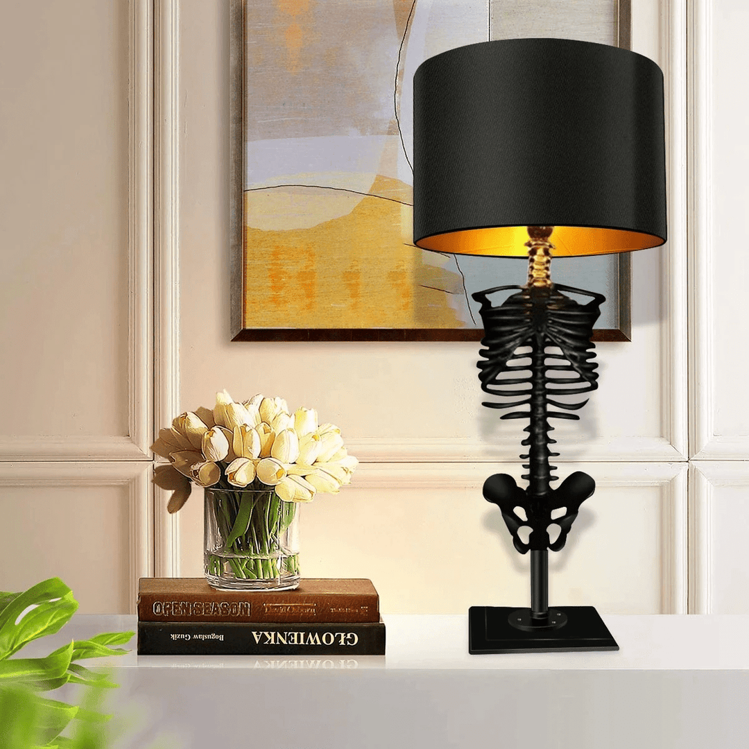 Einzigartige gotische Skelettlampe Skelevan. Detaillierte Harzfigur auf Holzsockel. Perfekt für dunkle Wohnkultur.