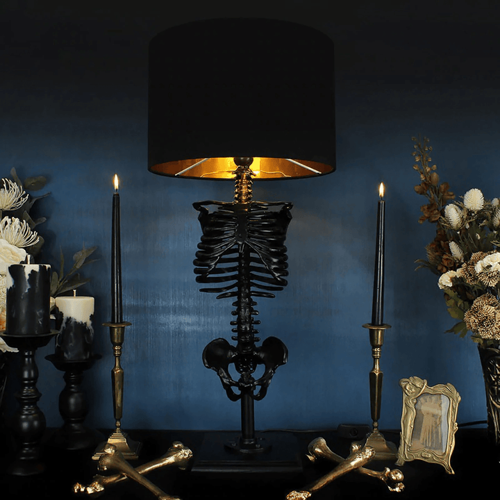 Skelevan Gothic Skelett Tischlampe. Handgefertigt aus Harz & Holz. Für stimmungsvolle Beleuchtung & gotisches Flair.