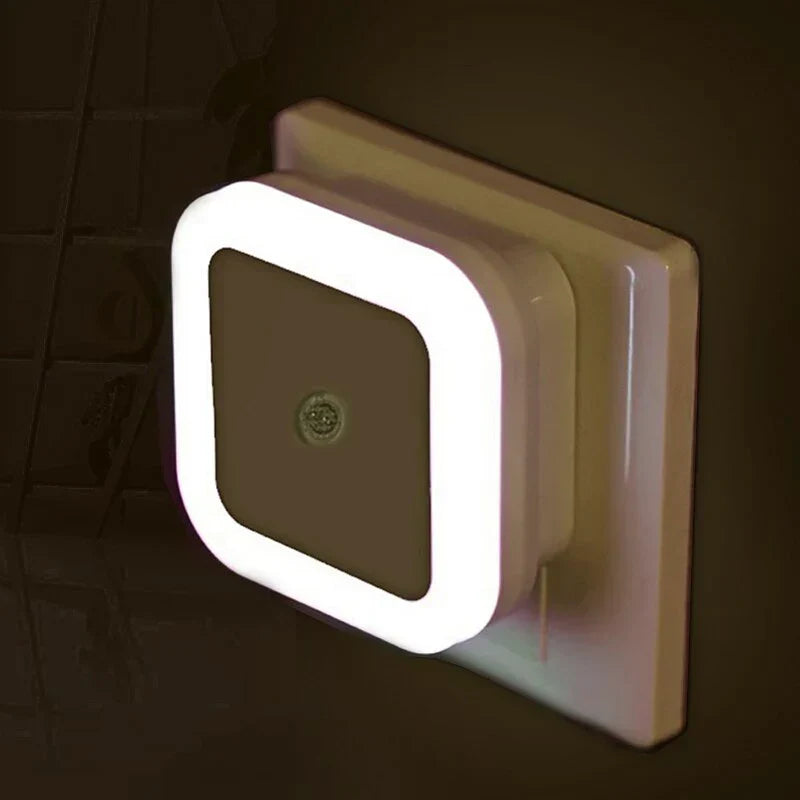 Sicheres Kinderzimmer Orientierungslicht: NightSure steckbare LED Nachtlampe mit Bewegungsmelder, warmweiß.