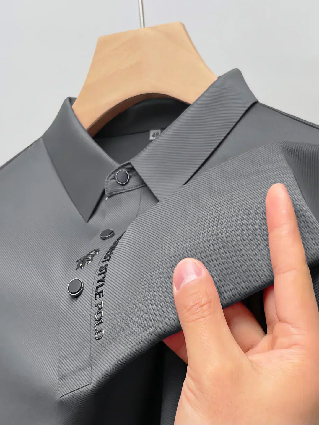 Leichtes Herren Poloshirt Regular Fit, kurzarm, perfekt für Freizeit im Sommer, faltenfrei & stilvoll.