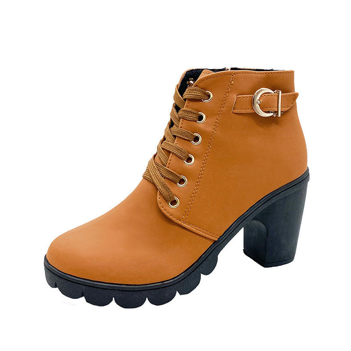 Robuste schwarze Damen Stiefeletten mit Blockabsatz, bieten sicheren Halt im Herbst & Winter.