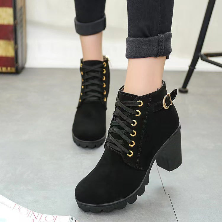Bequeme Damen Stiefeletten in Schwarz mit stabilem Blockabsatz & rutschfester Sohle für Alltag & Freizeit.