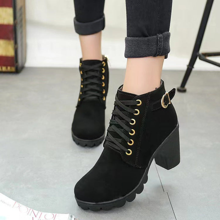 Bequeme Damen Stiefeletten in Schwarz mit stabilem Blockabsatz & rutschfester Sohle für Alltag & Freizeit.