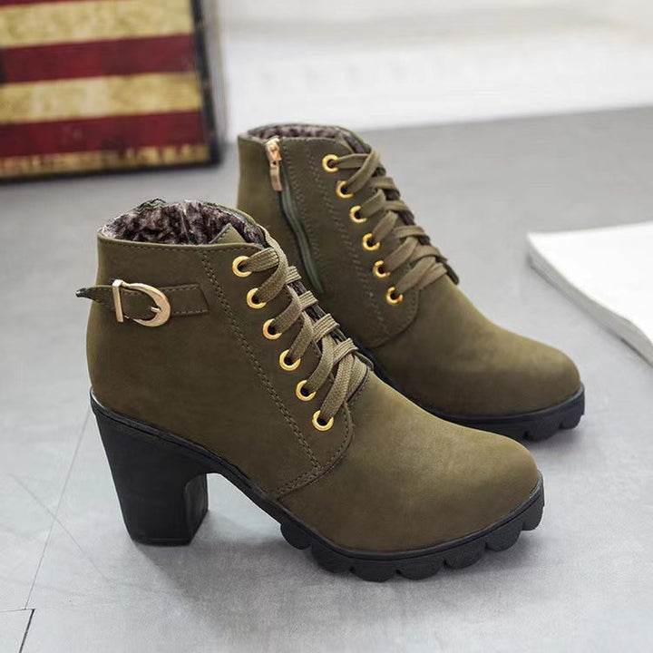 Modische schwarze Damen Stiefeletten mit Blockabsatz & eleganter Schnürung. Ideal für Herbst-Outfits.