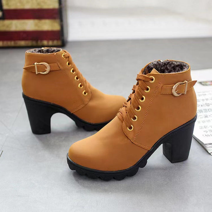 Detailansicht: Schwarze Damen Stiefeletten mit markantem Blockabsatz & sauberer Schnürung. Eleganter Look.