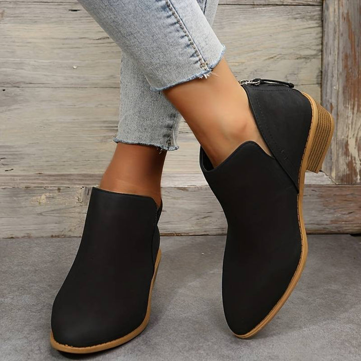 Zeitlose Damen Stiefeletten Traudel mit elegantem Blockabsatz und spitzer Schuhspitze für stilvolle Auftritte.