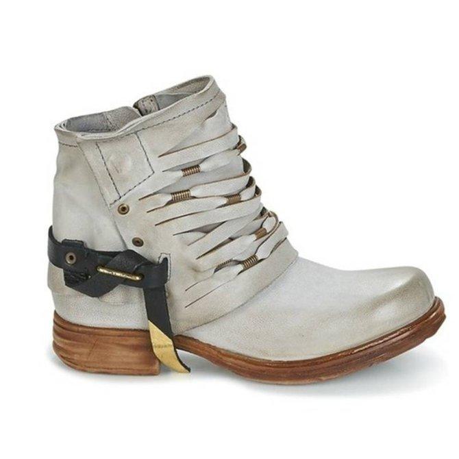 Robuste Damen Stiefeletten für den Alltag, bequem & stilvoll. Schnürstiefeletten mit flachem Absatz für Herbst/Winter.