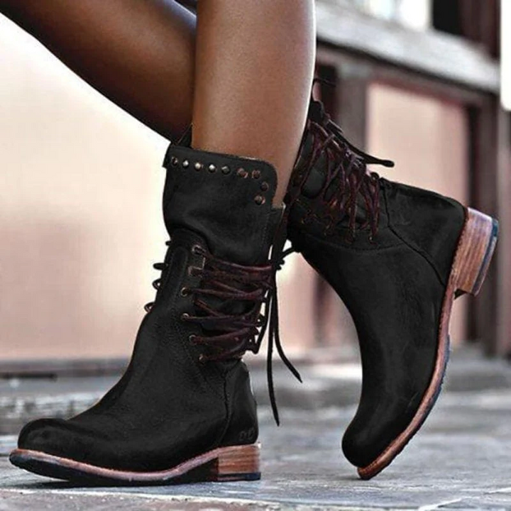 Schwarze Schnürboots für Damen mit Komfort-Absatz, dekorativen Nieten & seitlichem Reißverschluss.