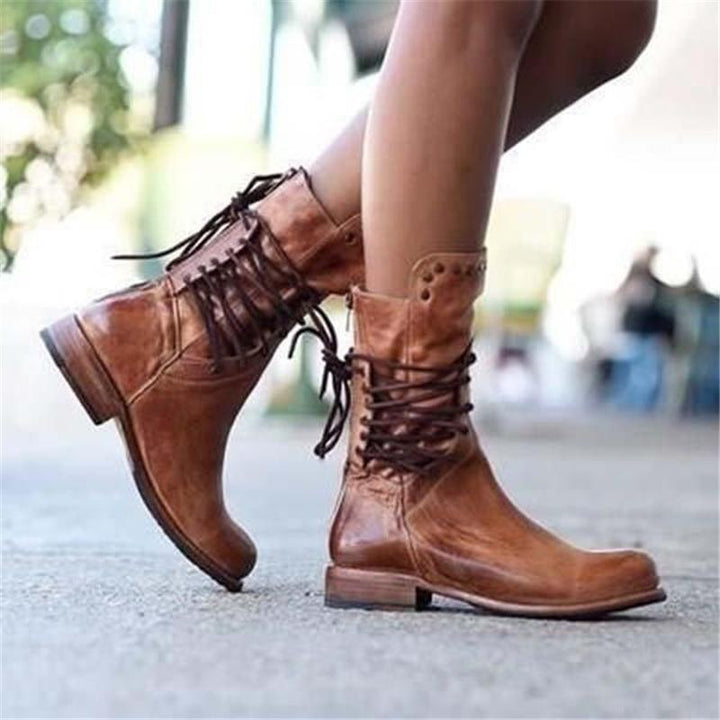 Detailaufnahme: Die Vintage-Schnürung und der Used-Look der eleganten Damenstiefeletten.