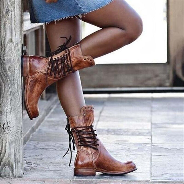 Modische Damenstiefeletten in Braun mit Blockabsatz, eleganter Schnürung & trendigem Design.