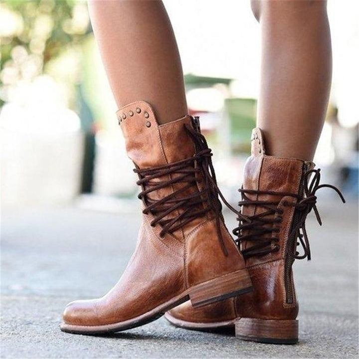 Nahaufnahme: Bequemer Blockabsatz & griffige Sohle der Damen Stiefeletten mit Vintage-Charakter.
