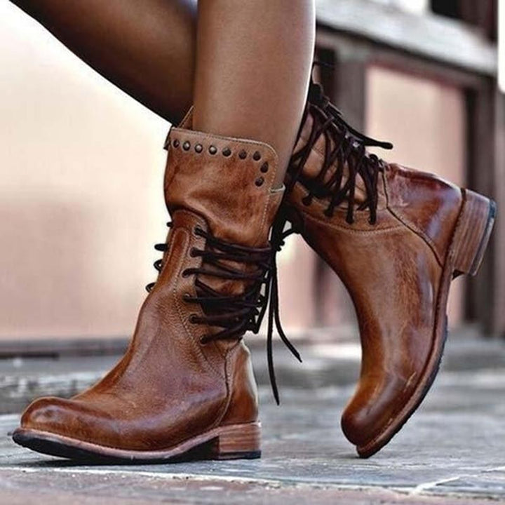 Braune Damen Stiefeletten mit Vintage-Schnürung, bequemem Blockabsatz & stilvollem Used-Look.