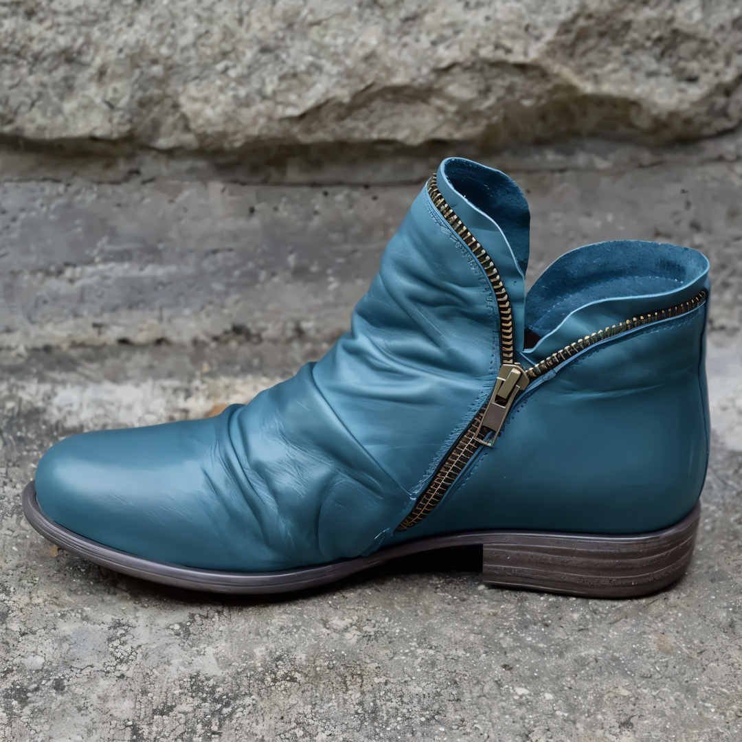 Detailansicht: Modische Raffung an den Damen Stiefeletten Brunhilde mit stabilem Blockabsatz. Ganzjährig.