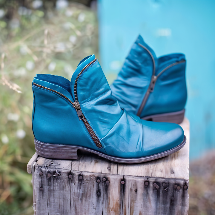 Rückansicht der Damen Stiefeletten Brunhilde mit robustem Blockabsatz und elegantem knöchelhohem Schaft.