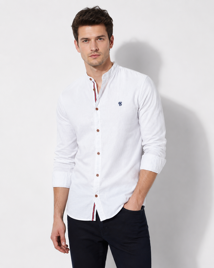 Marineblaues Herrenhemd, langarm, slimfit. Ideal für Business & gehobene Freizeitlooks.