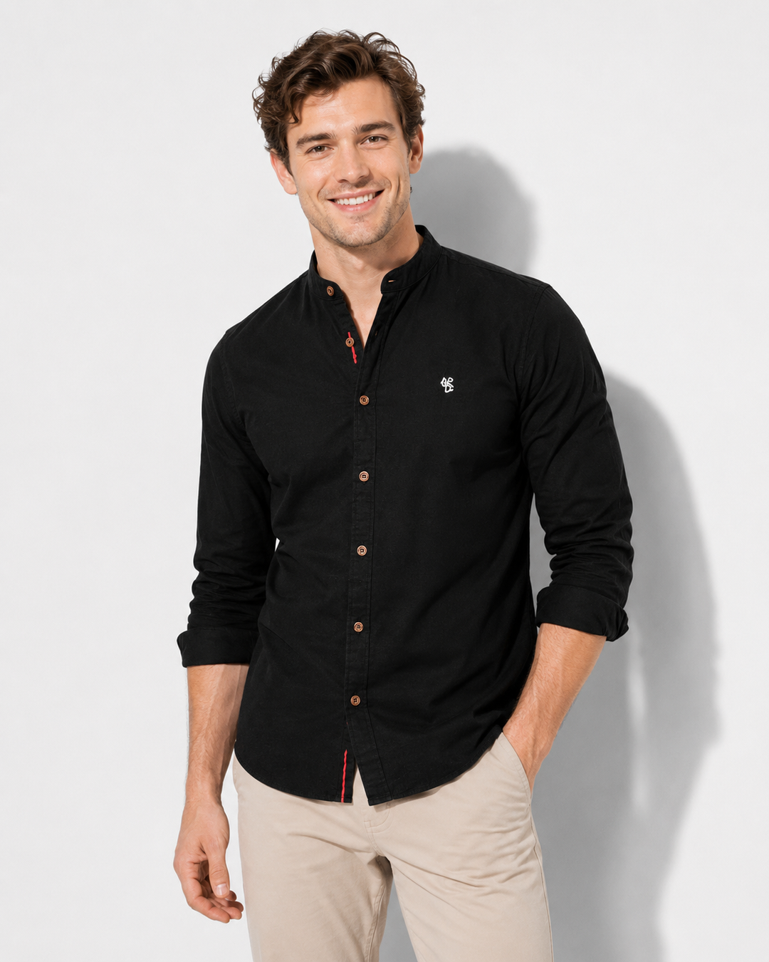Lässiges gelbes Herrenhemd mit langen Ärmeln, perfekt für entspannte Freizeit-Outfits. Sommerlich & chic.