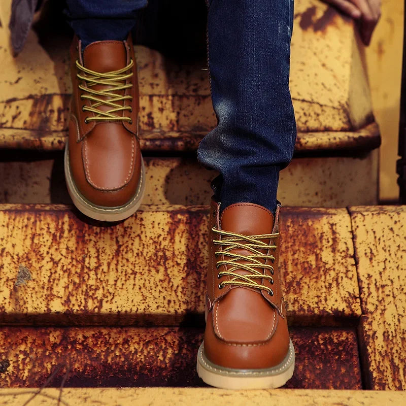Stilvolle Alltagsstiefel für Herren im Vintage-Design. Bequeme und langlebige Männerschuhe für Herbst.