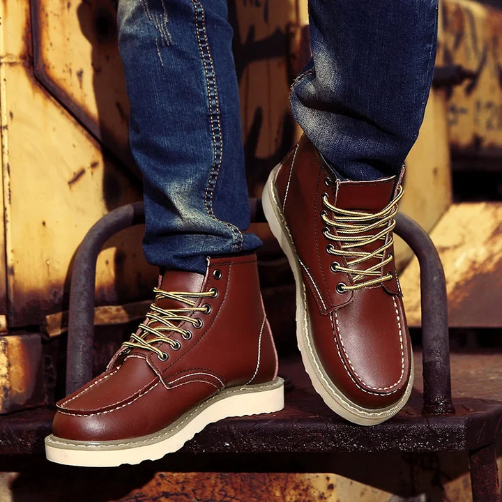 Klassische Herrenstiefel im Vintage-Stil. Diese robusten Männerschuhe bieten Komfort und Stil für Herbst/Winter.