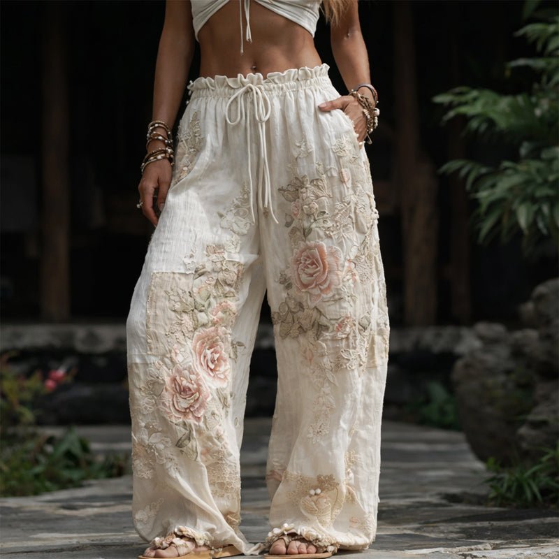 Elegante Damen-Sommerhose mit weitem Bein & zarter floraler Stickerei. Ideal für Freizeit und modische Outfits.