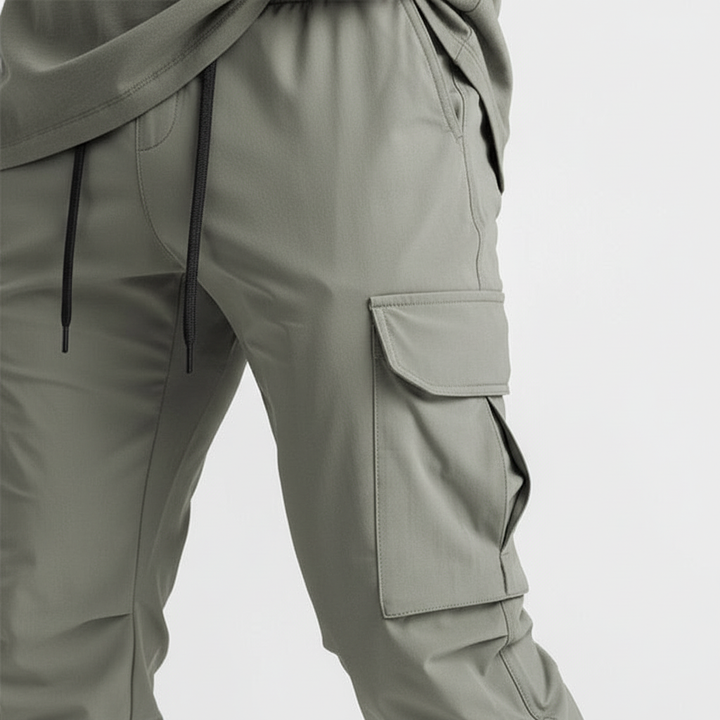Bequeme Francis Herren Stretchhose in Schwarz mit elastischem Bund und praktischen Cargo-Taschen.