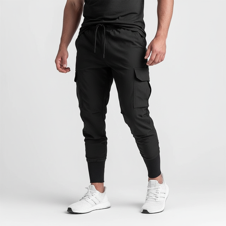 Vielseitige Herren Stretch Joggerhose mit Reißverschlusstaschen, komfortabel und alltagstauglich.