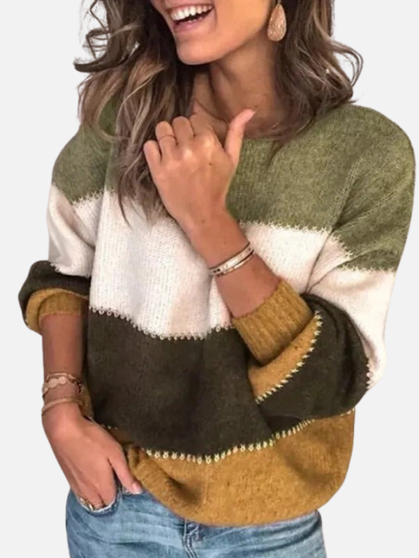 Modell trägt stilvollen, gestreiften Damen-Rundhals-Pullover. Perfekt als bequeme Herbst- & Wintermode.