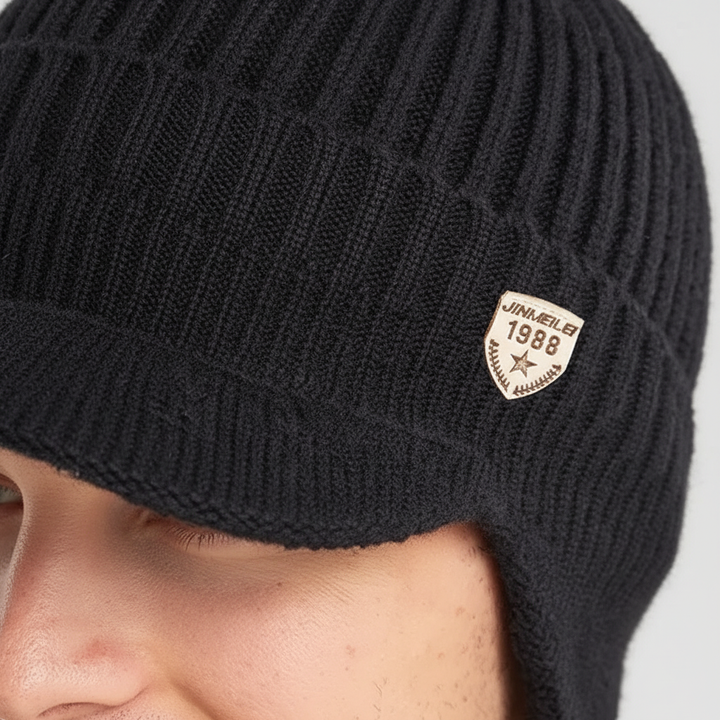 Weiche Unisex Strickmütze mit Ohrenklappen in Dunkelblau. Bequeme Wintermütze für Kälteschutz.