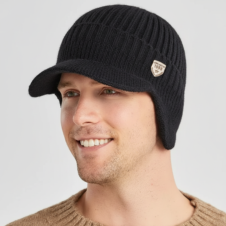 Warme Ohrenklappenmütze für Outdoor. Unisex Strickmütze in Schwarz, ideal für kalte Wintertage.