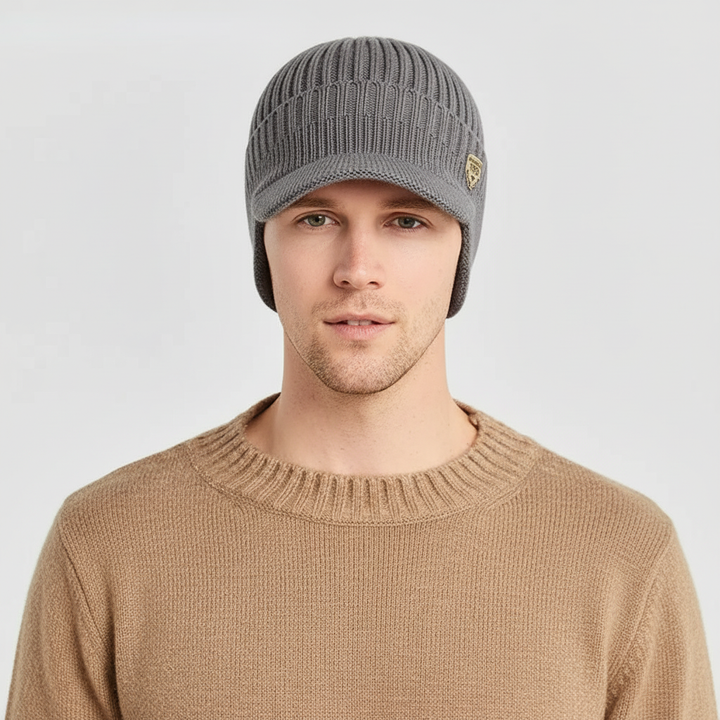 Dunkelblaue Unisex Strickmütze mit Ohrenklappen. Modische Wintermütze, ideal als Winteraccessoire.