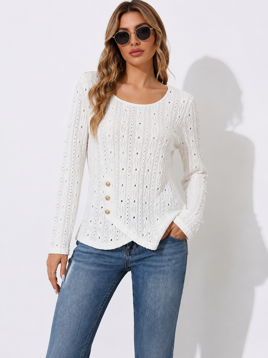 Weißes Damen Langarmshirt mit eleganter Strukturoptik und Rundhals, perfekt für Casual Chic Outfits.