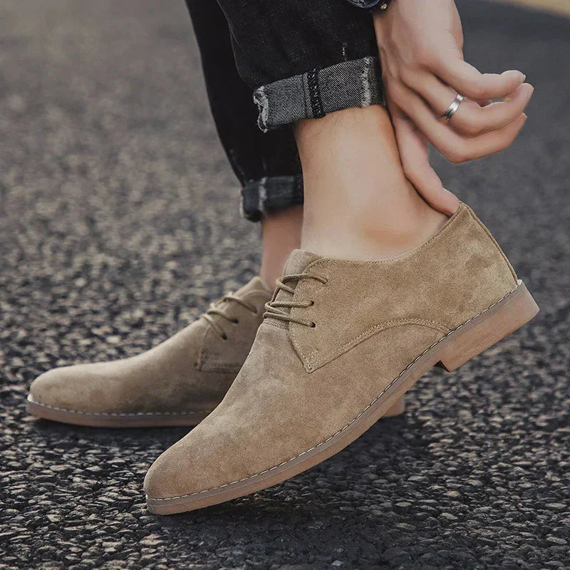 Detailansicht: Stilvolle Wildleder Oxford Schuhe für Männer, mit feiner Textur und hochwertiger Schnürung.