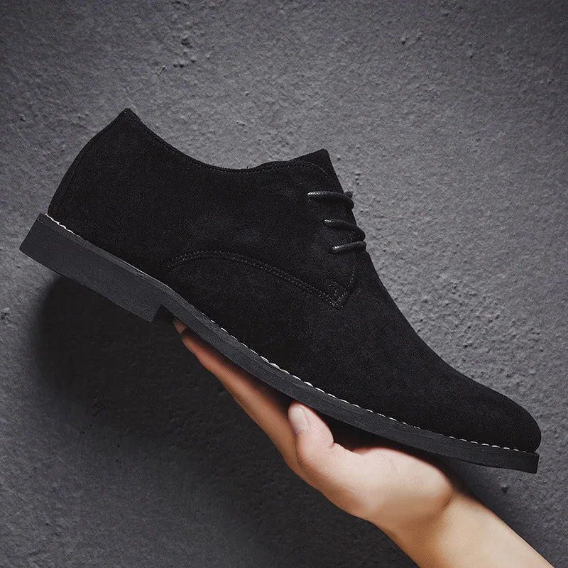 Komfortable Herrenschuhe: Braune Wildleder Oxford Schuhe, ideal für Büro und gehobene Freizeitoutfits.