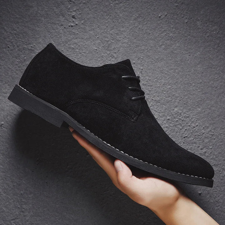 Komfortable Herrenschuhe: Braune Wildleder Oxford Schuhe, ideal für Büro und gehobene Freizeitoutfits.