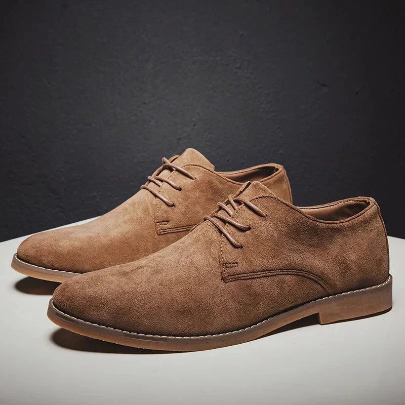 Elegante Herren Oxford Schuhe aus braunem Wildleder, klassisch geschnitten und komfortabel für Business.