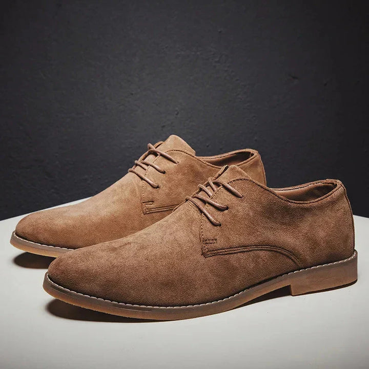 Elegante Herren Oxford Schuhe aus braunem Wildleder, klassisch geschnitten und komfortabel für Business.