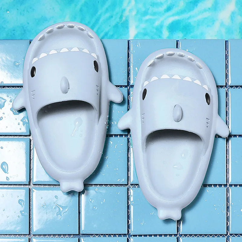 Unisex Sommer-Pantoletten im lustigen Hai-Look, komfortable Badeschuhe für unbeschwerten Urlaub.