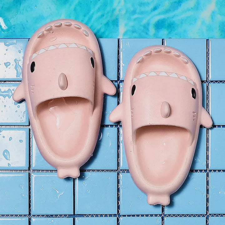 Leichte und bequeme Hai-Sandalen, perfekt für den Sommerurlaub, den Pool oder einfach zu Hause.