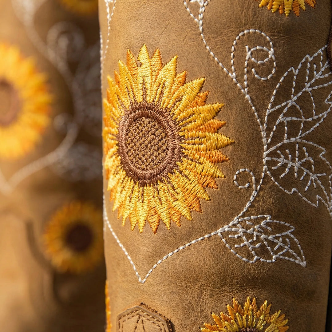 Stilvolle Damen-Cowboystiefel mit detailreicher Sonnenblumen-Stickerei. Perfekte Westernstiefel mit spitzer Zehe.