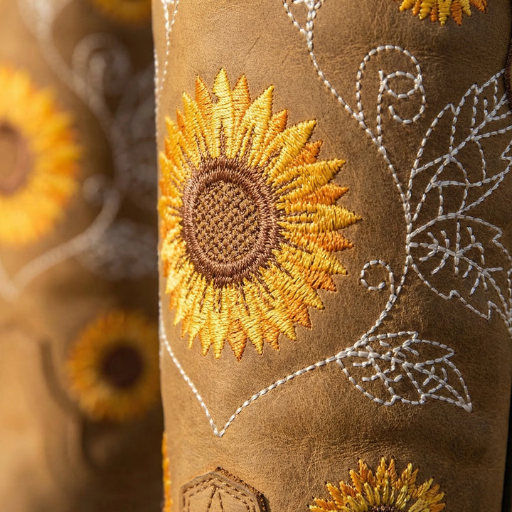 Stilvolle Damen-Cowboystiefel mit detailreicher Sonnenblumen-Stickerei. Perfekte Westernstiefel mit spitzer Zehe.