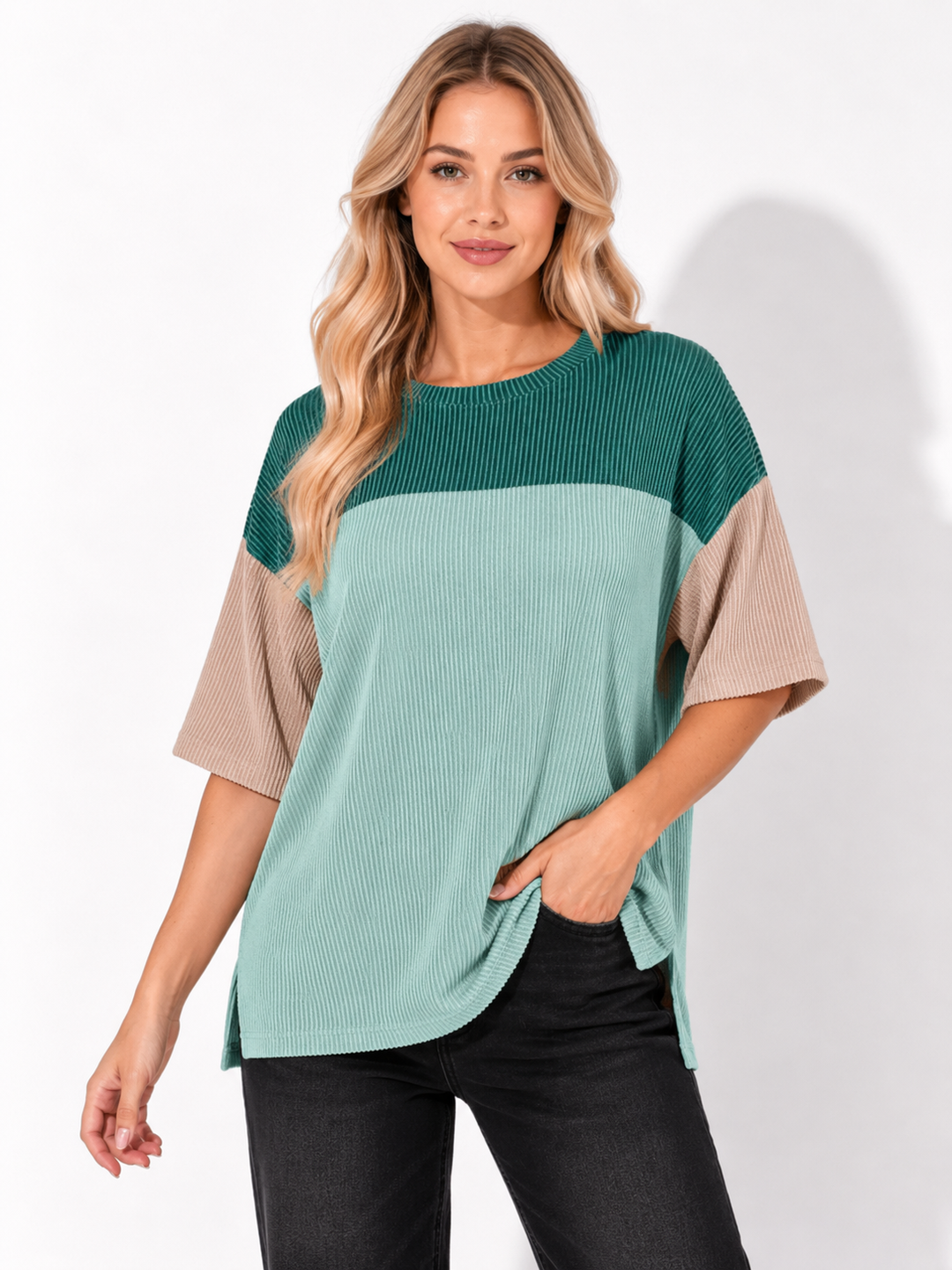 Dieses Damen Kurzarmshirt ist sommerlich leicht. Bequem und vielseitig für elegante Alltags-Looks.