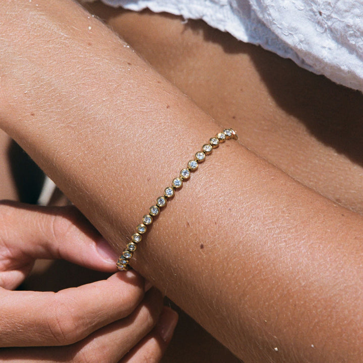 Verstellbares Damen Armband, wasserfest & hypoallergen, mit Zirkonsteinen für jeden Anlass.