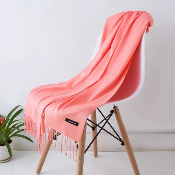 Moderner Kaschmir-Damenschal Emilia, lang & weich, ideal als elegantes Damenmode-Accessoire für kühle Tage.