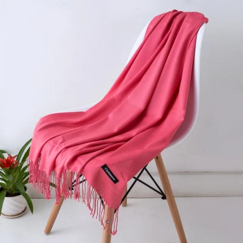 Der exklusive Kaschmir-Damenschal Emilia, lang und kuschelweich, ein unverzichtbares Winter-Accessoire.